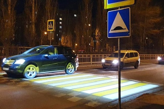 В Воронеже появился первый подсвеченный пешеходный переход