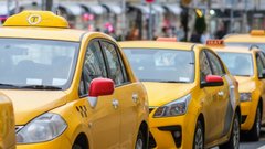 В Москве предложили освободить таксистов от штрафов за остановки в запрещенных местах
