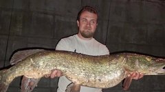 Россиянин поймал гигантскую щуку у «Москвы-Сити»