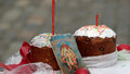 Икона, пасхальные куличи с церковными свечами и крашеные яйца на столе. Михаил Метцель/ТАСС