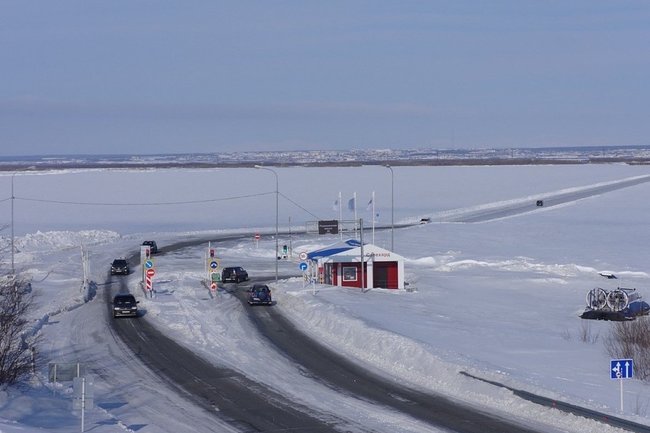 Между Салехардом и Лабытнанги открыли автомобильное движение на ледовой переправе