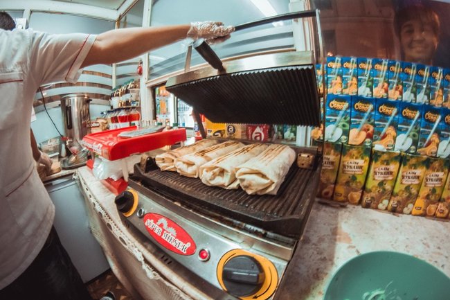 что делать если хочешь шаурму. шаурма мем. смешная шаурма. бог шаурмы. шаурма картинки прикольные.