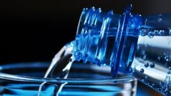 Доктор Вебстер рассказал, сколько воды действительно необходимо людям каждый день