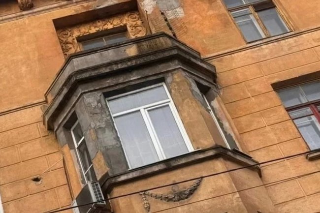 В Новороссийске обрушивается дом - архитектурный памятник: части фасада падают на головы прохожих