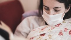 Врач рассказала, почему зимой появляется чувство комка в горле