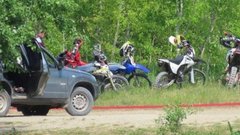 Под Новороссийском мотоциклисты устроили гонки по ручью, где обитают редкие крабы и лягушки