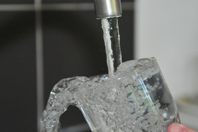 Диетолог Мойсенко пояснила, нужно ли пить 9 кружек воды, как сказала Утяшева: «Зависит от массы тела»