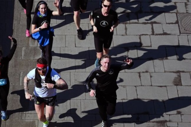 Молодые люди во время пробежки - РИА Новости, 1920, 18.03.2026