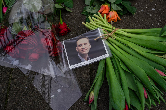 Полиция вручает «предостережения» тем, кто возложил цветы в память о Навальном*