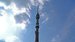 Останкинскую башню покрыли иней и лед