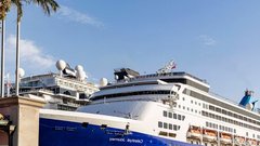 Российским туристам, оказавшимся на лайнере в Катаре, разрешили остаться на борту