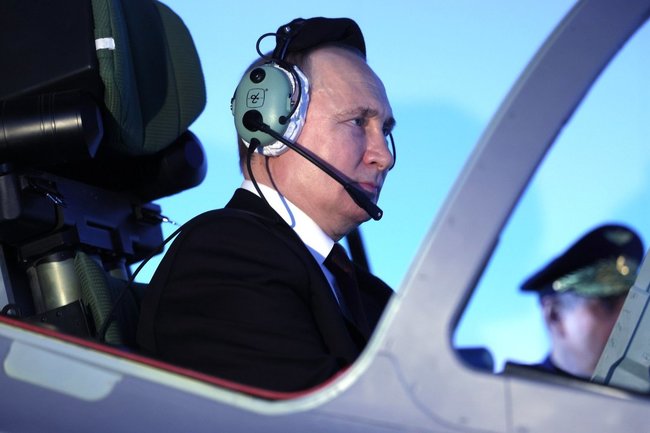 Путин поручил Шойгу включить авиатренажеры в гособоронзаказ