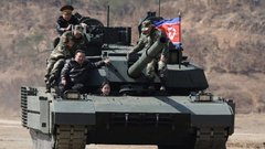 Ким Чен Ын с дочерью прокатился на новом танке армии КНДР