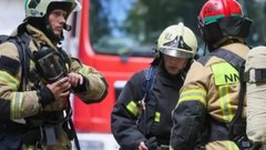 В Феодосии ведутся работы по тушению мощного пожара на площади 700 квадратных метров