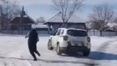 Жители Черновицкой области встретили полицию с вилами