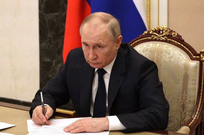 Запрет пропаганды ЛГБТ, смены пола и педофилии: Путин подписал пакет законов