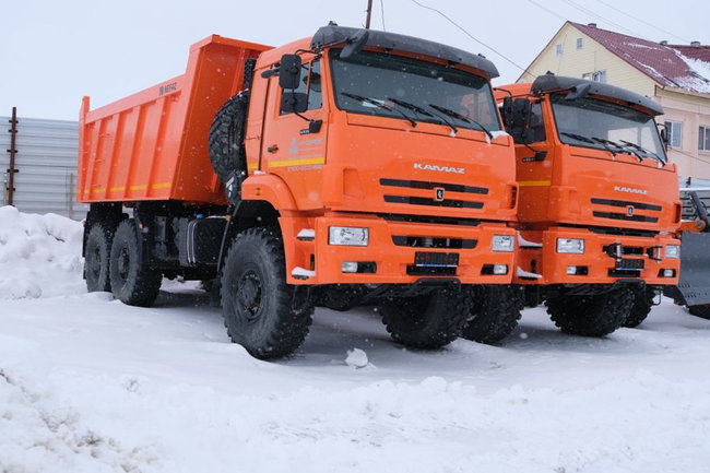 Два новеньких КАМАЗА поступили в автопарк Тазовского района