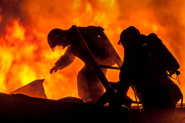 В Курске 3 августа 27 огнеборцев потушили пожар в бане на Литовской