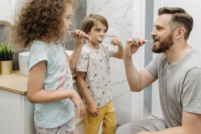 папа отец отцовство родительство дети семья два ребенка дочка сын зубы чистка зубов здоровье зубов ванная