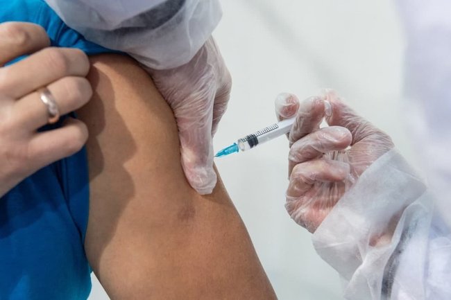 Жителям Ростовской области назвали редкие побочные эффекты вакцинации от ковида