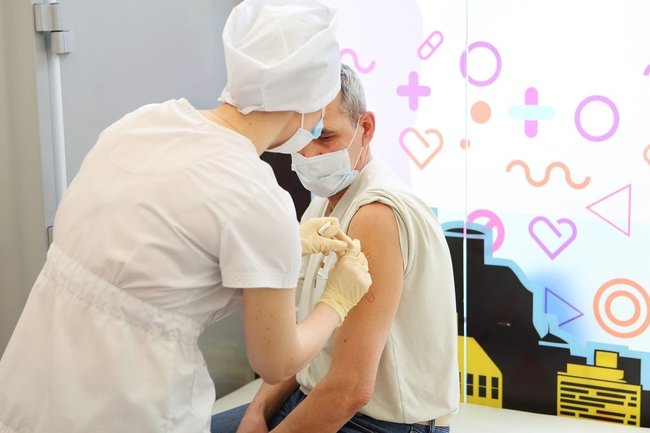 Вирусолог посоветовал россиянам привиться несколькими вакцинами