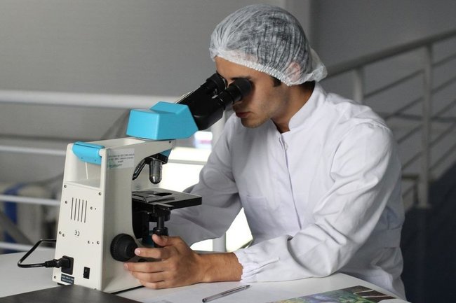 ученый / микроскоп