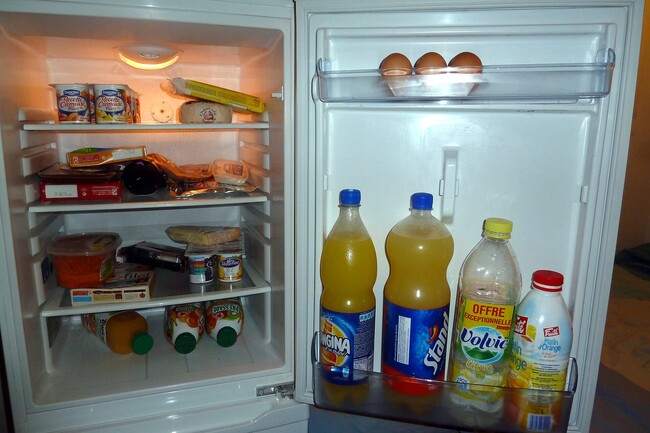 Продукты в открытом холодильнике. Тематическая иллюстрация.
