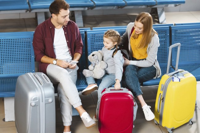дети ребенок семья родители путешествие туризм туристы аэропорт