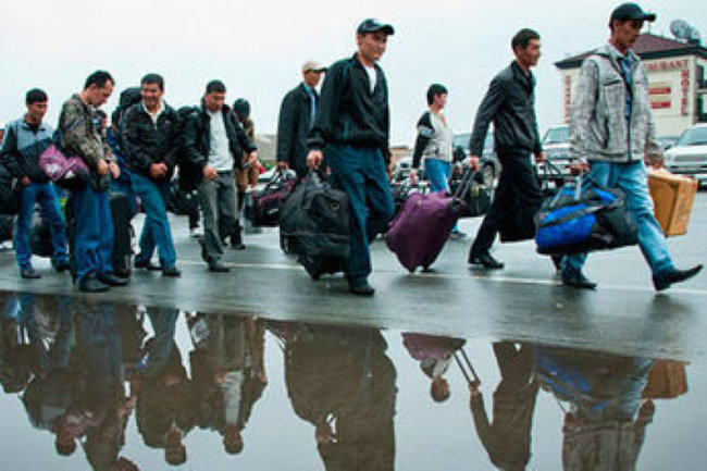 В тюменском миграционном центре иностранцы спят в очередях