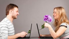 Женщины 40+ пишут на сайтах знакомств в три раза реже. Почему?