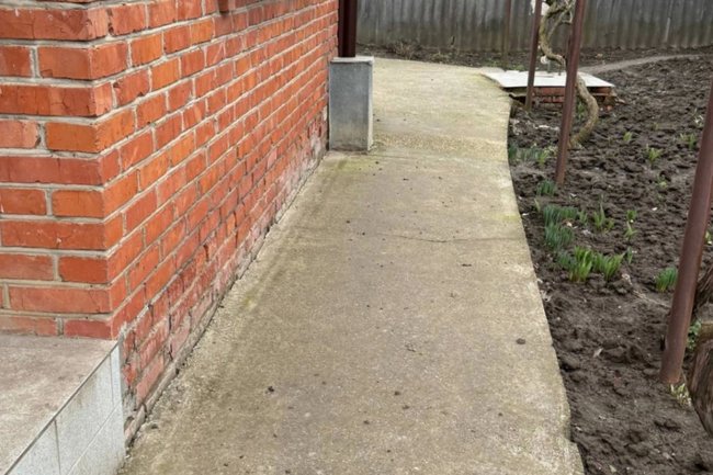 Один раз залил жидкую резину — и на 15 лет забыл о трещинах и лужах: дачники выбирают покрытие, которое не скользит и не боится морозов