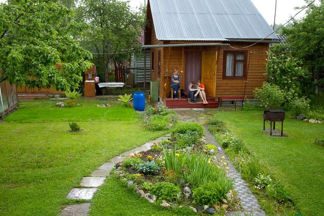 Четверть россиян мечтает жить в своем доме из-за усталости от шума соседей