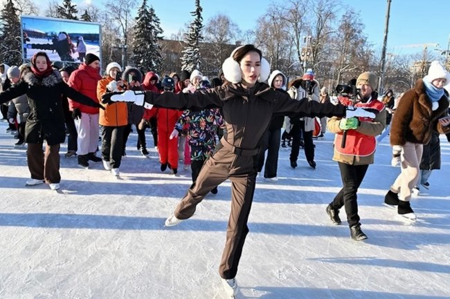 Знаменитые фигуристы, такие как Алина Загитова, проводят мастер-классы.