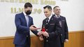 Игорь Булатов (слева) награждает полицию Коми