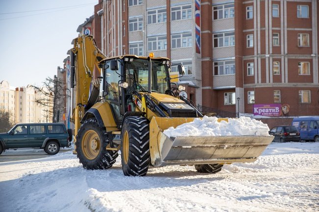 В Брянске снег убирают 80 единиц техники и 100 рабочих