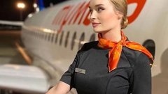 Во время рейса пассажир схватил стюардессу за голову и притянул её к себе