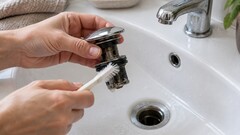 Пробка в раковине заедает: как очистить механизм