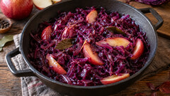 Красная капуста с яблоками: цвет сохранит ложка кислоты