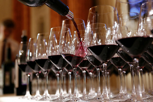 В России призвали ввести пошлины на вино из НАТО в 200%