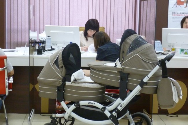С 1 января в ХМАО начнут выплачивать пособия семьям с детьми и беременным