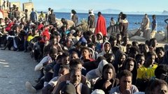 Тысячи жителей Сеуты провели митинг из-за миграционного кризиса
