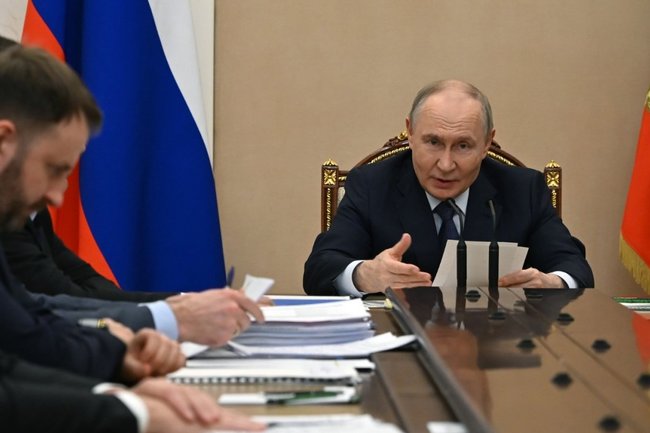Владимир Путин на совещании по экономическим вопросам