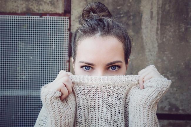 женщина глаза свитер тепло холод 