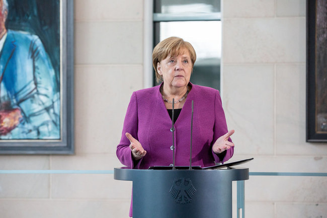 Железный канцлер окончательно сломалась: Меркель не понимает, где находится