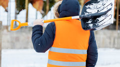 Рособрнадзор призвал не пугать детей профессией дворника за плохую учебу