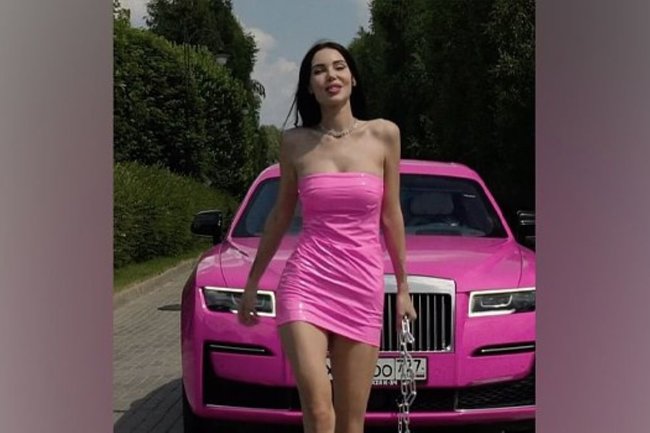 Оксана Самойлова снялась в рекламе в мини-платье