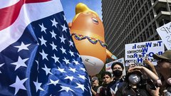 В Вашингтоне появился золотой унитаз в честь Трампа