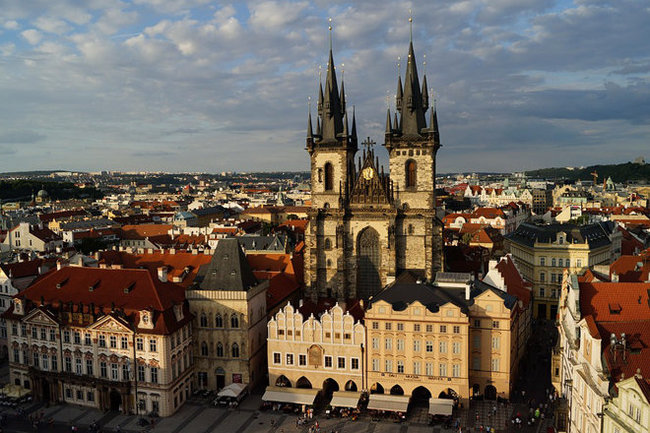 Чехия начала требовать от россиян специальные визы
