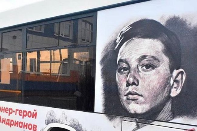 В Боровском районе начал ездить автобус с именем пионера-героя