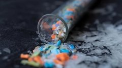 Онколог Илья Колышев объясняет, как обезопасить здоровье от микропластика